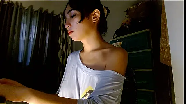 SweetLilly 18 online show from August 5, 2:36 am