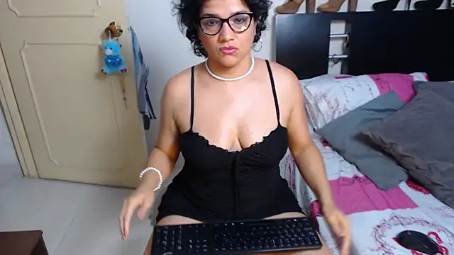 Snapshot of GlendaStarx chatting on February 13, 9:17 pm GlendaStarx online show from February 13, 9:17 pm