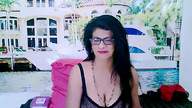 Snapshot of IndianAllure chatting on January 16, 11:58 am IndianAllure online show from January 16, 11:58 am