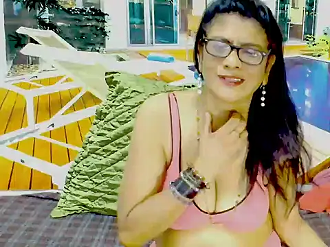 Snapshot of IndianAllure chatting on January 29, 6:43 am IndianAllure online show from January 29, 6:43 am