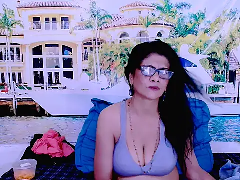 Snapshot of IndianAllure chatting on February 5, 12:27 pm IndianAllure online show from February 5, 12:27 pm