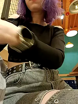 Snapshot of Frost_foxy chatting on December 21, 5:25 am Frost foxy online show from December 21, 5:25 am