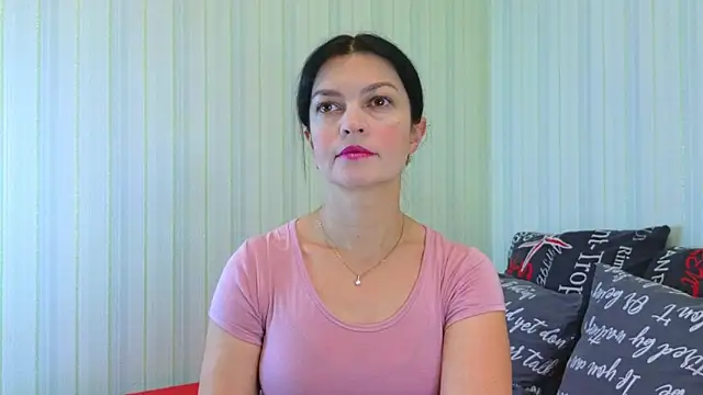 Snapshot of _Lily_ chatting on December 5, 9:06 am  Lily  online show from December 5, 9:06 am