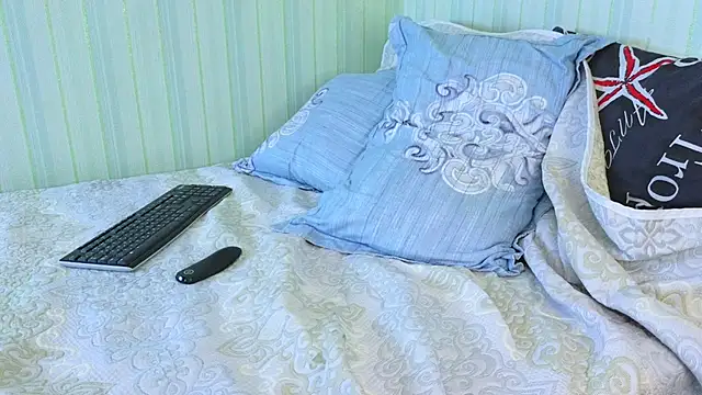 Snapshot of _Lily_ chatting on January 30, 12:37 pm  Lily  online show from January 30, 12:37 pm