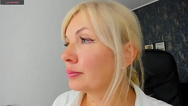 Snapshot of Abby_Moore_ chatting on December 5, 9:39 am Abby Moore online show from December 5, 9:39 am