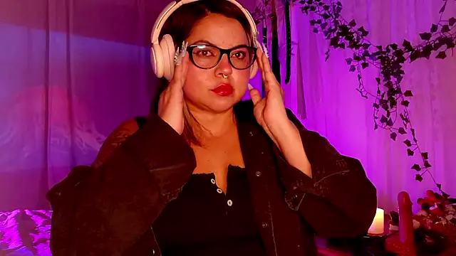 Snapshot of Satyn_doll chatting on December 16, 12:15 am Satyn doll online show from December 16, 12:15 am