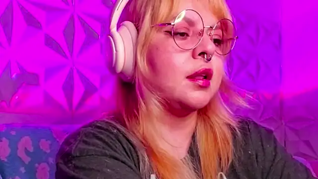 Snapshot of Satyn_doll chatting on October 2, 2:18 am Satyn doll online show from October 2, 2:18 am