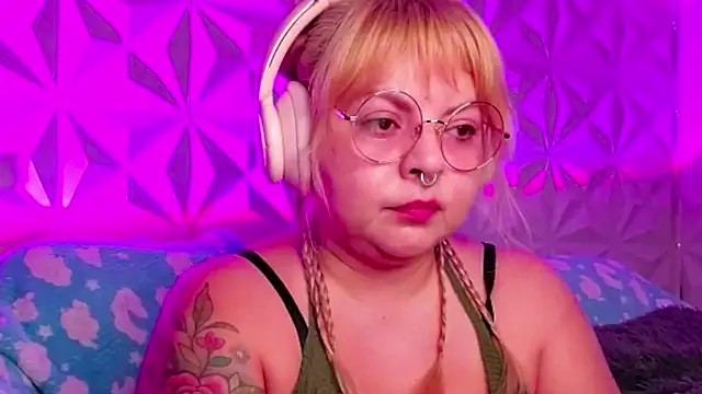 Snapshot of Satyn_doll chatting on October 5, 10:18 pm Satyn doll online show from October 5, 10:18 pm