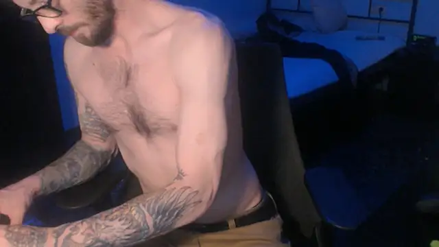 Snapshot of SexxxyLouis chatting on March 6, 7:10 pm SexxxyLouis online show from March 6, 7:10 pm