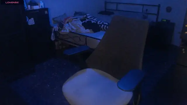 Snapshot of SexxxyLouis chatting on October 17, 7:44 am SexxxyLouis online show from October 17, 7:44 am