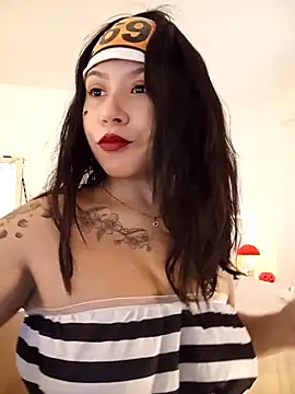 Snapshot of little_susie chatting on October 30, 9:44 am little susie online show from October 30, 9:44 am