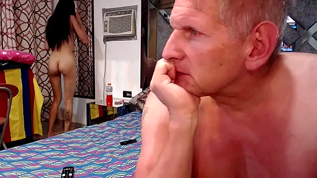 Snapshot of carlosbangsstar chatting on November 3, 1:40 am carlosbangsstar online show from November 3, 1:40 am