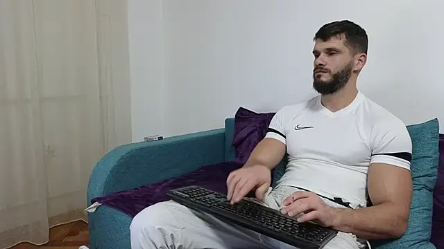 Snapshot of MauroTwin chatting on December 18, 8:03 pm MauroTwin online show from December 18, 8:03 pm