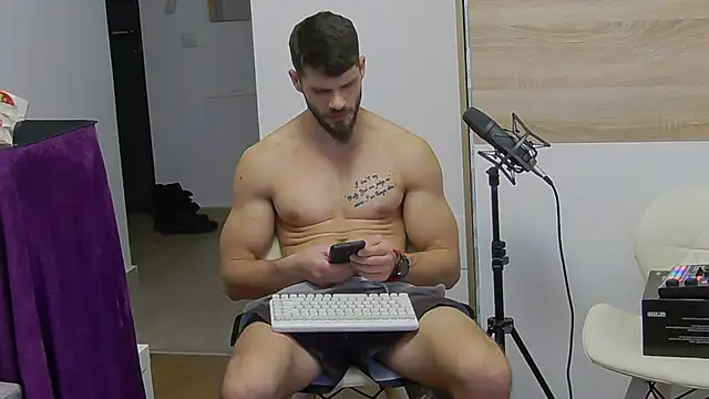 Snapshot of MauroTwin chatting on February 7, 5:51 pm MauroTwin online show from February 7, 5:51 pm