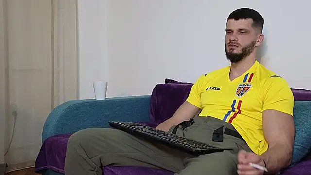 Snapshot of MauroTwin chatting on March 9, 6:54 pm MauroTwin online show from March 9, 6:54 pm