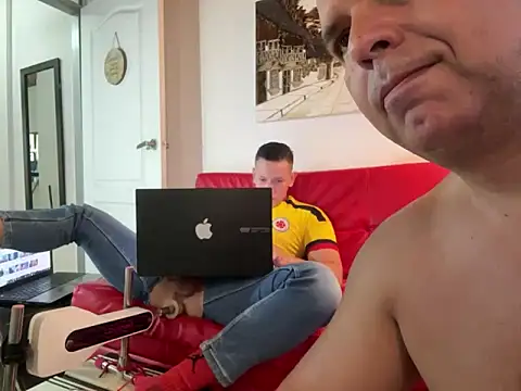 Snapshot of simon_and_david chatting on February 6, 3:20 pm simon and david online show from February 6, 3:20 pm