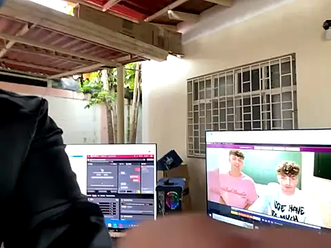 Snapshot of simon_and_david chatting on October 11, 8:29 pm simon and david online show from October 11, 8:29 pm