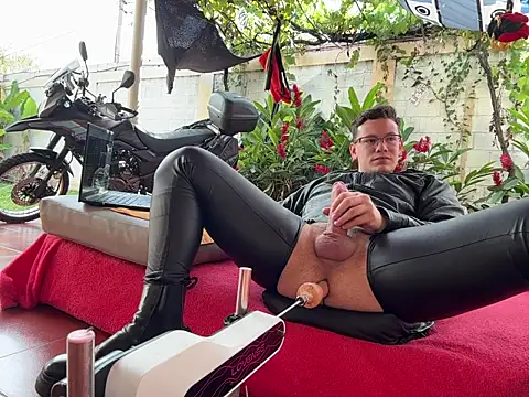 Snapshot of simon_and_david chatting on November 4, 7:35 pm simon and david online show from November 4, 7:35 pm