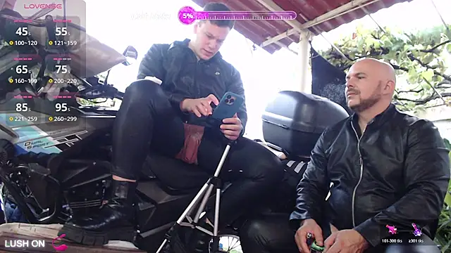 Snapshot of simon_and_david chatting on November 5, 10:10 pm simon and david online show from November 5, 10:10 pm