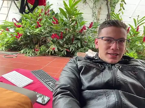 Snapshot of simon_and_david chatting on November 27, 8:44 pm simon and david online show from November 27, 8:44 pm