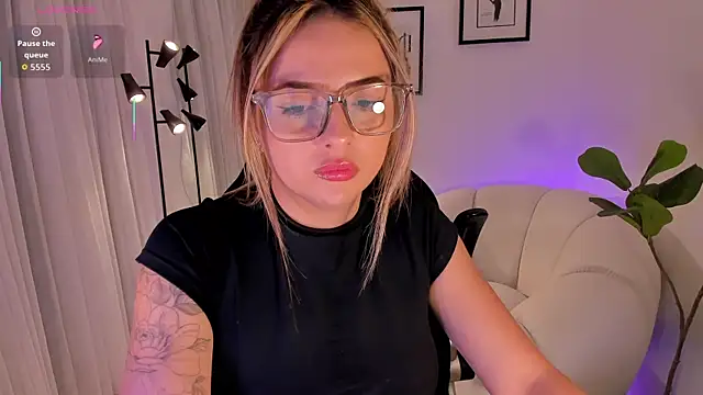 AmyWood online show from February 10, 8:02 pm