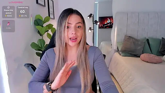 Snapshot of AmyWood chatting on May 6, 8:03 pm AmyWood online show from May 6, 8:03 pm