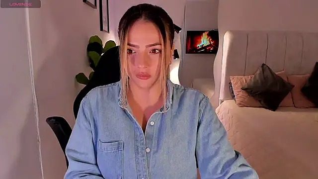 Snapshot of AmyWood chatting on June 9, 11:16 pm AmyWood online show from June 9, 11:16 pm