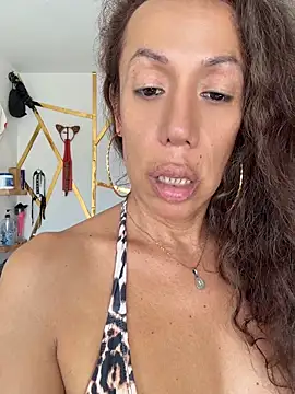 YOURSDEBORA online show from June 6, 7:40 pm