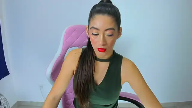 Snapshot of MeganWhite3 chatting on January 7, 4:29 am MeganWhite3 online show from January 7, 4:29 am