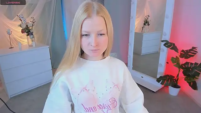 Laly Peach online show from January 26, 4:30 pm