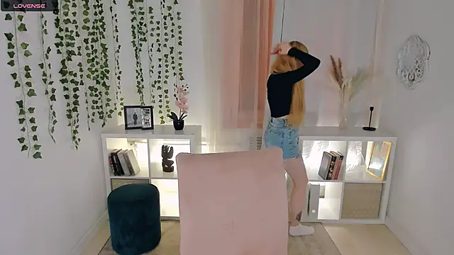 Laly Peach online show from November 21, 4:16 pm