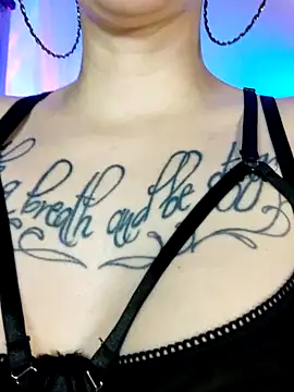 Snapshot of Fuck-Gina chatting on November 13, 4:33 am Fuck-Gina online show from November 13, 4:33 am