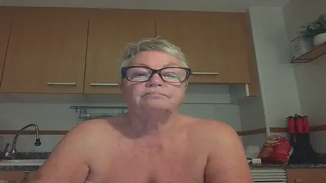 GrannyChrissy68 online show from September 27, 8:36 pm