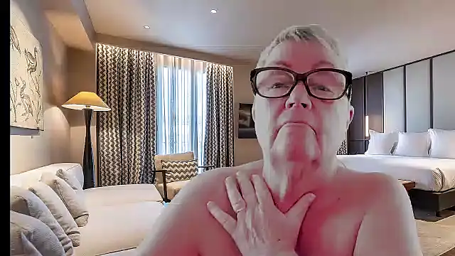 GrannyChrissy68 online show from January 9, 1:36 pm