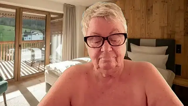 GrannyChrissy68 online show from March 22, 1:36 pm