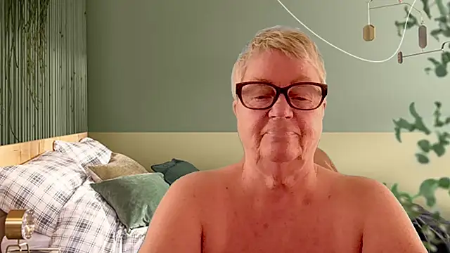 GrannyChrissy68 online show from March 25, 1:28 pm