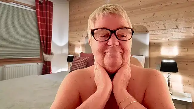 GrannyChrissy68 online show from April 1, 1:34 pm