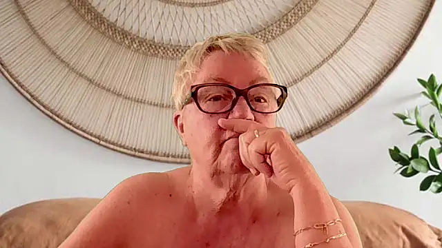 GrannyChrissy68 online show from April 16, 1:45 pm