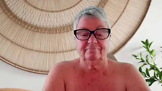 GrannyChrissy68 online show from April 19, 12:26 pm