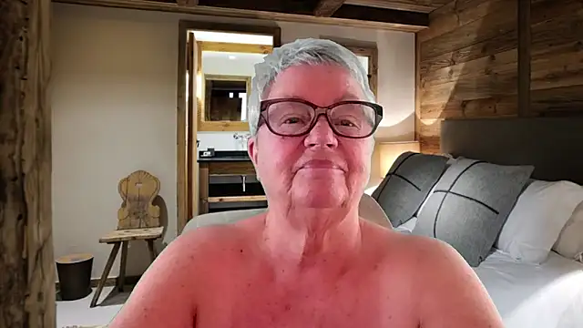 GrannyChrissy68 online show from April 20, 9:16 pm
