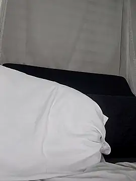 Snapshot of estrella_tasty chatting on December 5, 12:41 am estrella tasty online show from December 5, 12:41 am