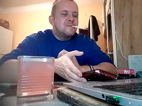 Snapshot of MrWhitePL chatting on December 8, 5:44 pm MrWhitePL online show from December 8, 5:44 pm