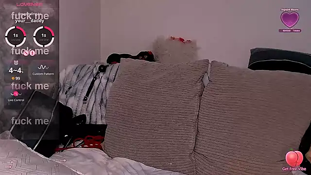 UrNaughtyGfMilf online show from March 15, 7:09 am