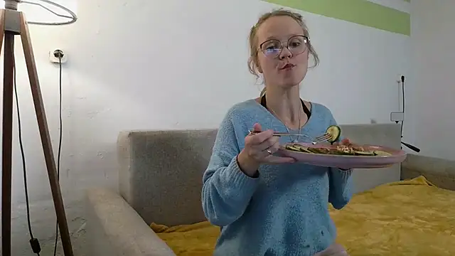 Snapshot of little-leni chatting on May 8, 8:14 pm little-leni online show from May 8, 8:14 pm