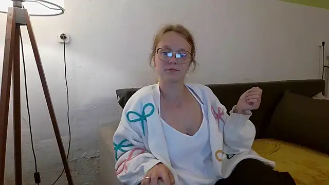 Snapshot of little-leni chatting on June 5, 8:14 pm little-leni online show from June 5, 8:14 pm
