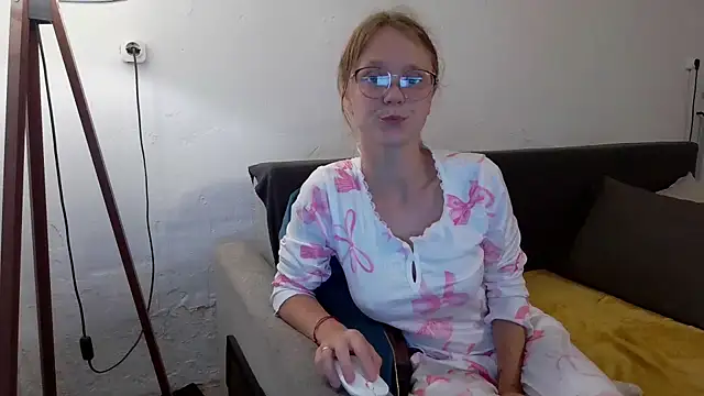 Snapshot of little-leni chatting on June 6, 8:13 pm little-leni online show from June 6, 8:13 pm