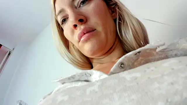 Snapshot of suuzykiss chatting on February 11, 5:58 am suuzykiss online show from February 11, 5:58 am