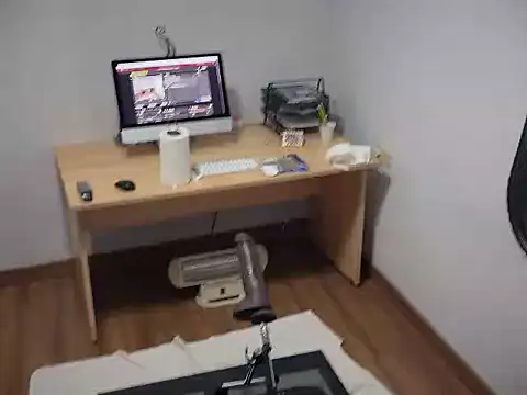 Snapshot of pinkgirls18 chatting on November 9, 11:19 am pinkgirls18 online show from November 9, 11:19 am