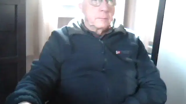 Snapshot of johnjohn622662 chatting on February 8, 2:20 pm johnjohn622662 online show from February 8, 2:20 pm