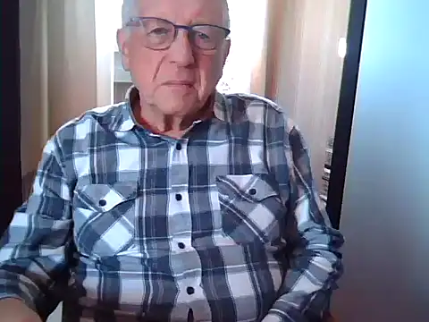 Snapshot of johnjohn622662 chatting on April 8, 9:31 am johnjohn622662 online show from April 8, 9:31 am